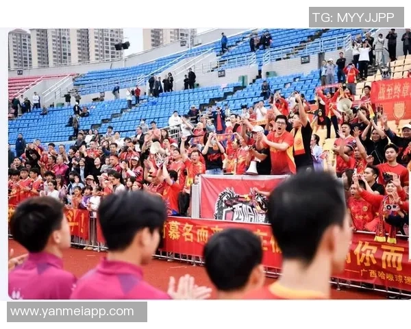 足球明星现场脱鞋赠送球迷温暖瞬间引发热烈反响